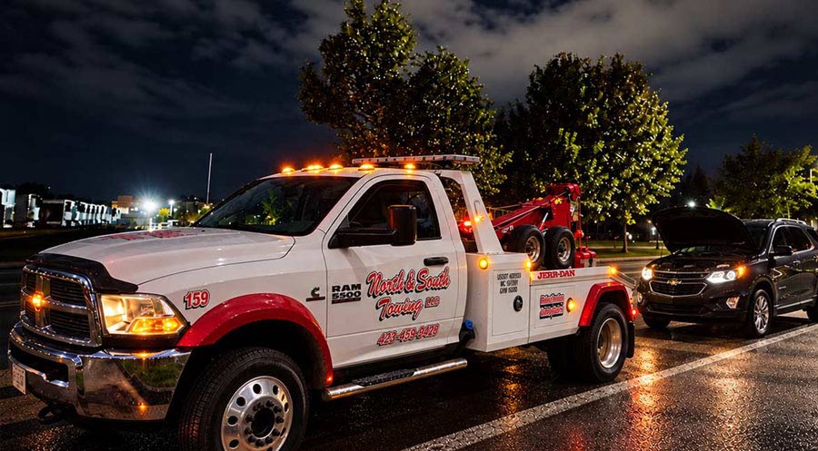 Roadside-assistance-being-provided-by-tow-truck-operator-in-a-Cleveland-Tennessee-parking-lot Roadside assistance being provided by tow truck operator in a cleveland tennessee parking lot